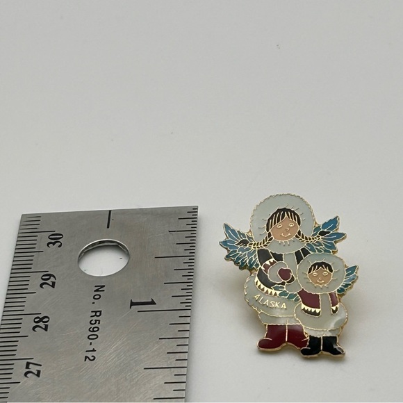 Small Novelty Alaska Mother and Daughter Eskimo with Wings Lapel Pin Snow Winter - Picture 4 of 6